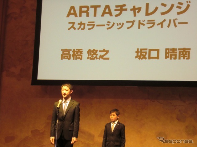 カートを戦う少年選手2名。左の「悠之」選手は「はるゆき」、右の「晴南」選手は「セナ」と読む