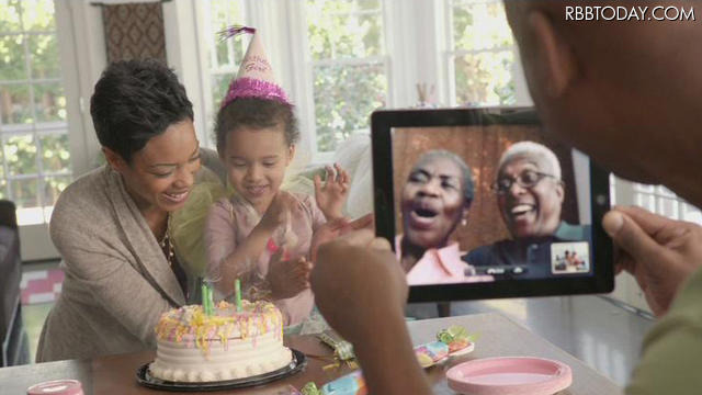 「FaceTime」のイメージ。HDカメラで撮影している様子 「FaceTime」のイメージ。HDカメラで撮影している様子