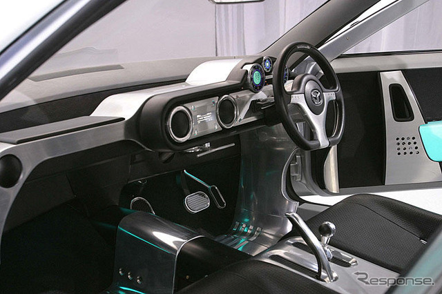 【東京ショー2003出品車】スポーツの流れに打ち込む…マツダ『クサビ』