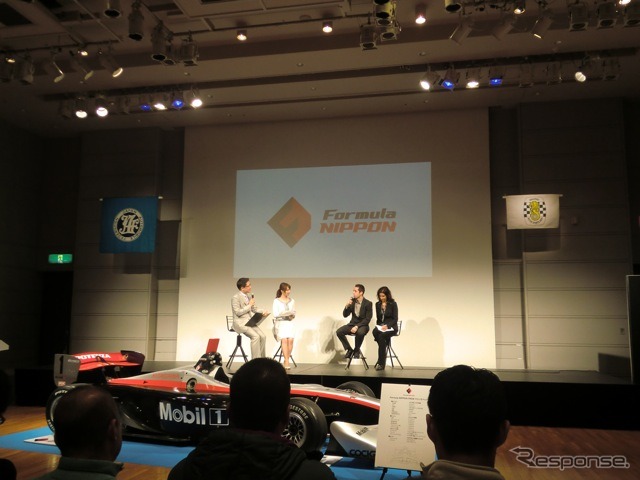 4部構成のドライバートークショー。前年チャンピオンのオリベイラだけは単独出演だ。左から司会のレースアナウンサー・ピエール北川氏、同じくフジテレビの宮瀬茉祐子アナウンサー、オルベイラ、通訳の女史