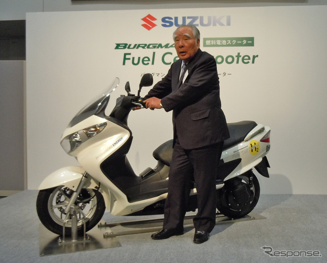 鈴木修会長と燃料電池スクーター