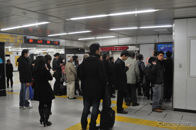 （11日・東京新宿駅）　撮影＝中島みなみ