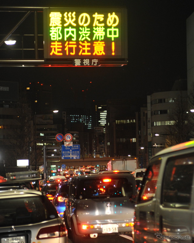 (12日午前3時・千代田区九段下) 撮影=中島みなみ