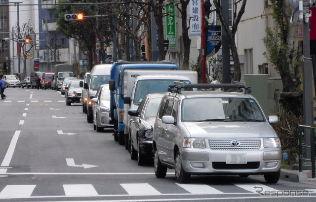 写真の行列は路上駐車ではなく、全て給油待ちの車両