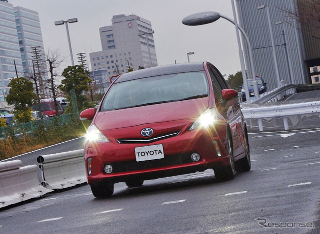 4月以降に型式指定を受ける新車は、JC08モードでの燃費表示が義務づけられる(4月発売のプリウスのミニバン)