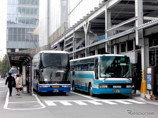 高速バス乗り場。切符売り場に長い列があるが、乗り場に混雑はない（23日昼過ぎ）