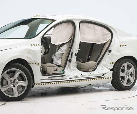 S60の衝突安全試験の様子