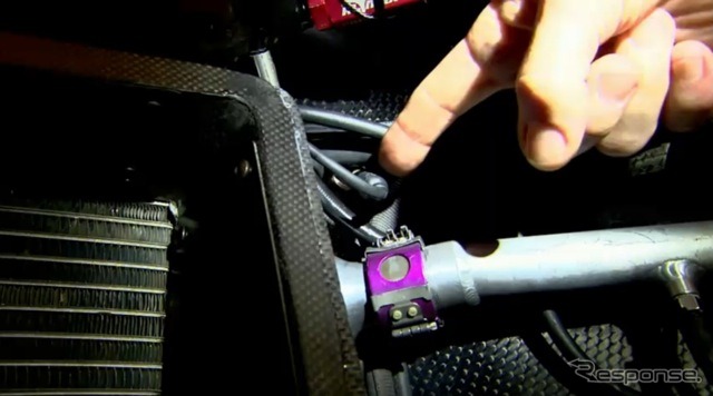 給油ホースと車体を電気信号でつなぐ（動画キャプチャ）