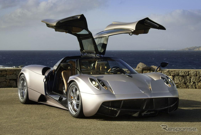 パガーニの新型スーパーカーにロードスターモデルが追加されるという