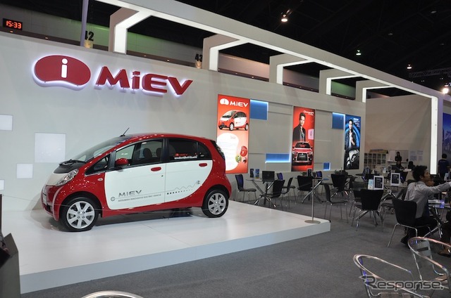 ブース正面からは見えない商談スペース横に i-MiEV が展示されている