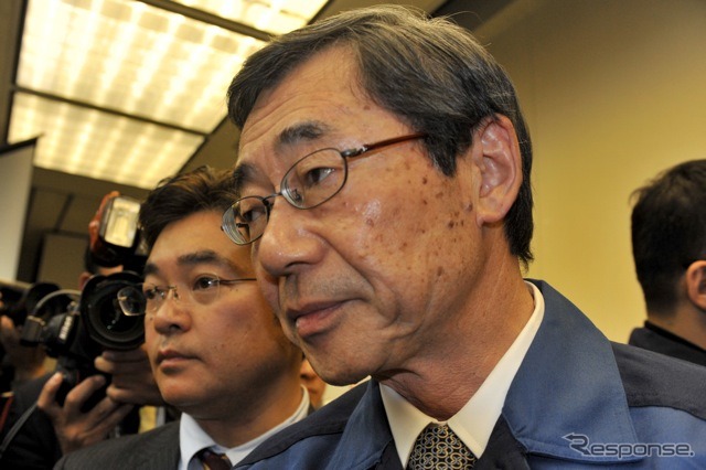 会見後に報道陣に囲まれた清水正孝社長(13日22時、東電本店)。撮影=中島みなみ