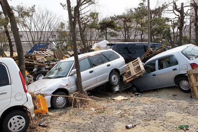 東日本大震災 街には被災したクルマが転がる