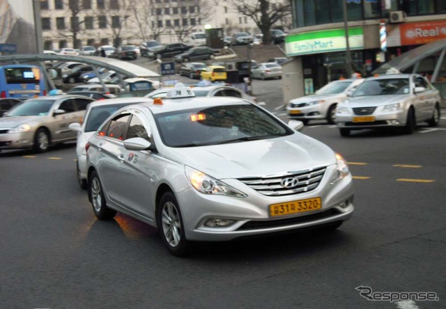 街を走るヒュンダイ・ソナタのタクシー