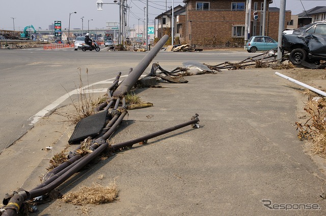 東日本大震災 津波はモノを流し、電柱を倒した