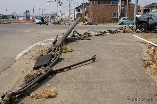 東日本大震災 津波はモノを流し、電柱を倒した