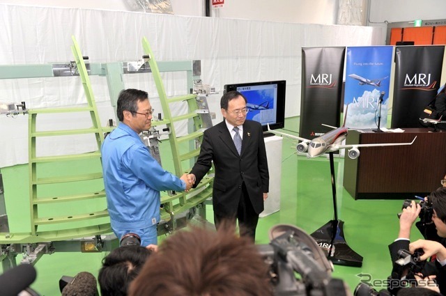 鋲打ち式。三菱航空機の江川豪雄社長（向かって右）と三菱重工航空宇宙事業本部民間航空機事業部の石川彰彦事業部長