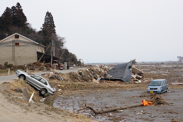 東日本大震災 津波は高台まで押し寄せ、室内には大きな魚が