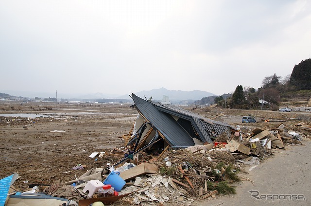 東日本大震災 津波は高台まで押し寄せ、室内には大きな魚が
