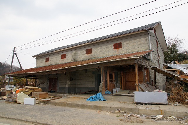 東日本大震災 津波は高台まで押し寄せ、室内には大きな魚が