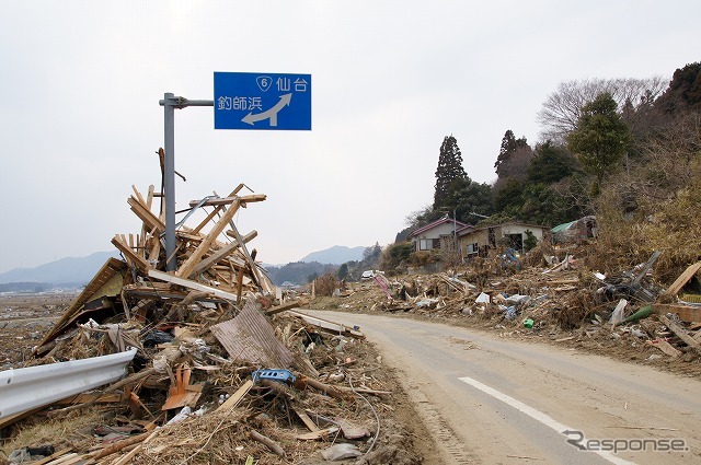 東日本大震災 被災者に物資を配る大阪泉南市の市議