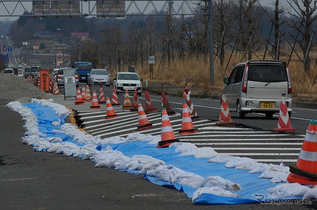 東日本大震災 高台の道路を津波が通過していった
