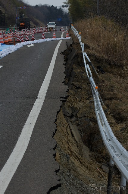 東日本大震災 高台の道路を津波が通過していった
