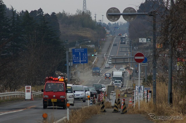 東日本大震災 高台の道路を津波が通過していった