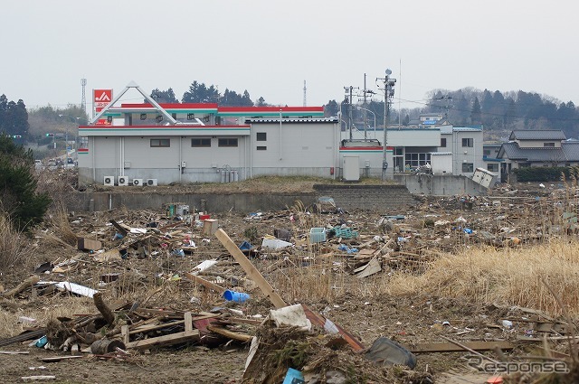 東日本大震災 高台の道路を津波が通過していった