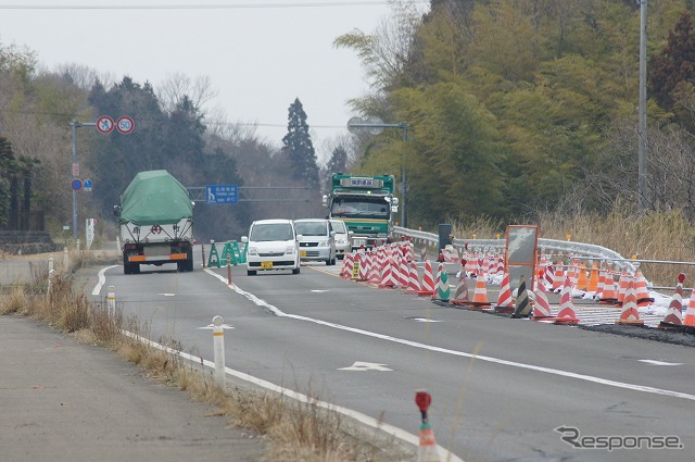 東日本大震災 高台の道路を津波が通過していった