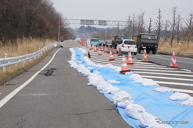 東日本大震災 高台の道路を津波が通過していった