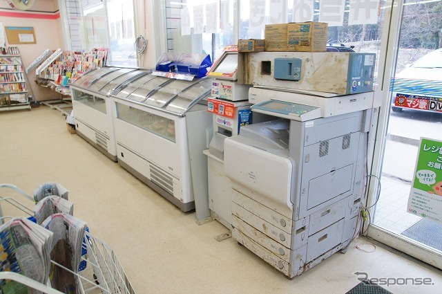 東日本大震災 津波で冠水したコンビニ元気に営業中