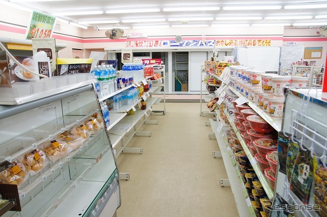 東日本大震災 津波で冠水したコンビニ元気に営業中