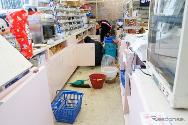 東日本大震災 津波で冠水したコンビニ元気に営業中