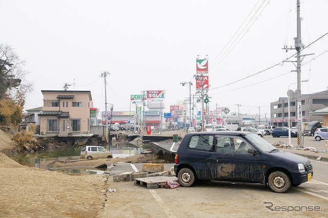 東日本大震災 冠水で道路が寸断されたままの石巻