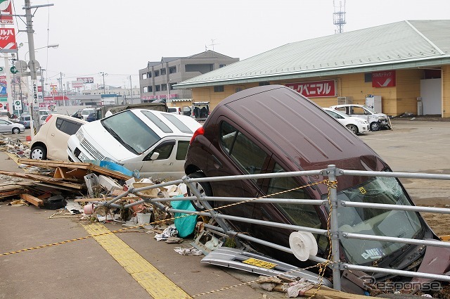 東日本大震災 冠水で道路が寸断されたままの石巻