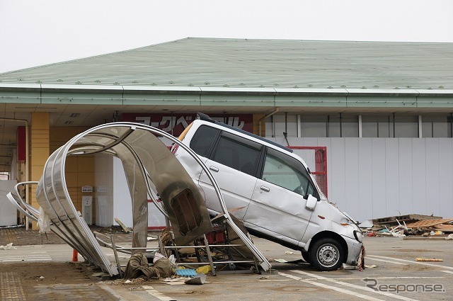 東日本大震災 冠水で道路が寸断されたままの石巻