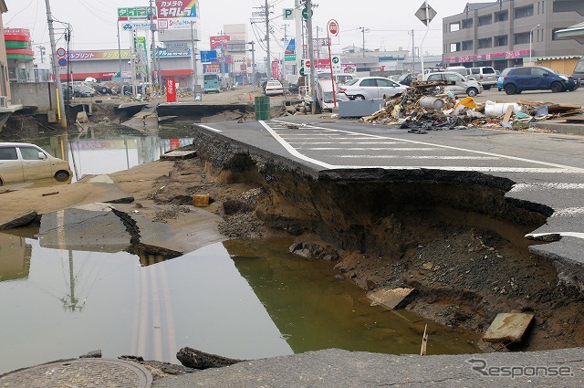 東日本大震災 冠水で道路が寸断されたままの石巻