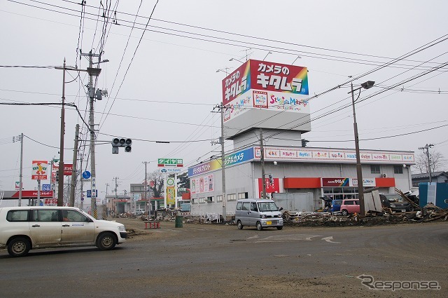 東日本大震災 冠水で道路が寸断されたままの石巻