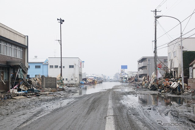 東日本大震災 冠水で道路が寸断されたままの石巻