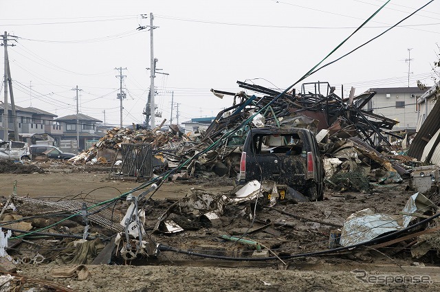 東日本大震災 冠水で道路が寸断されたままの石巻