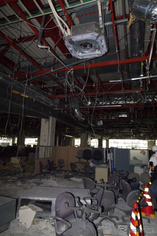 天井が落ち、配管類も激しく損傷した設計部の室内