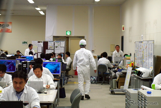 移転した設計部で従業員に声をかける伊東社長の後ろ姿