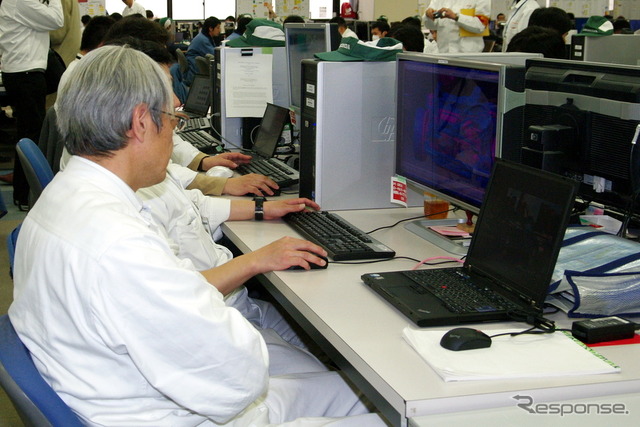 設計業務に取り組むエンジニア