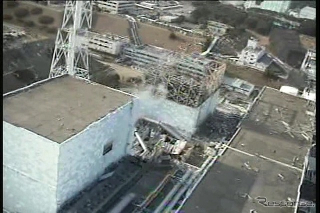1号(奥)と2号原子炉建屋(動画キャプチャ。10日、撮影・提供=東京電力)