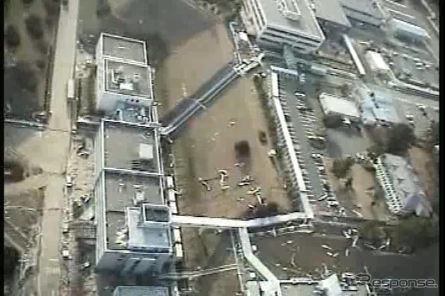 原子炉建屋を山側から見る(動画キャプチャ。10日、撮影・提供=東京電力)
