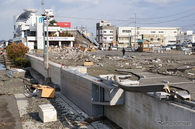 東日本大震災 塩釜…海の水があふれ、周囲に流れ出した