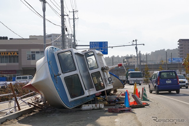 東日本大震災 塩釜…海の水があふれ、周囲に流れ出した