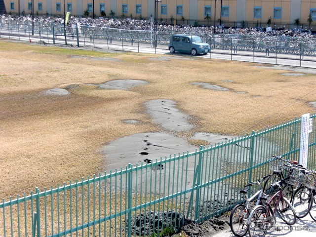 舞浜駅前の液状化(3月25日撮影)