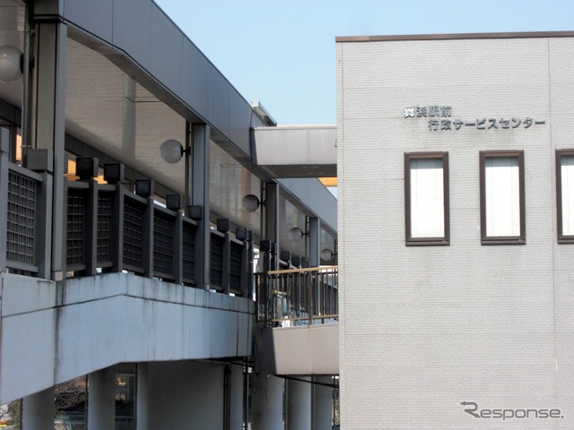舞浜駅前の液状化で不等沈下を起こした建物(3月25日撮影)