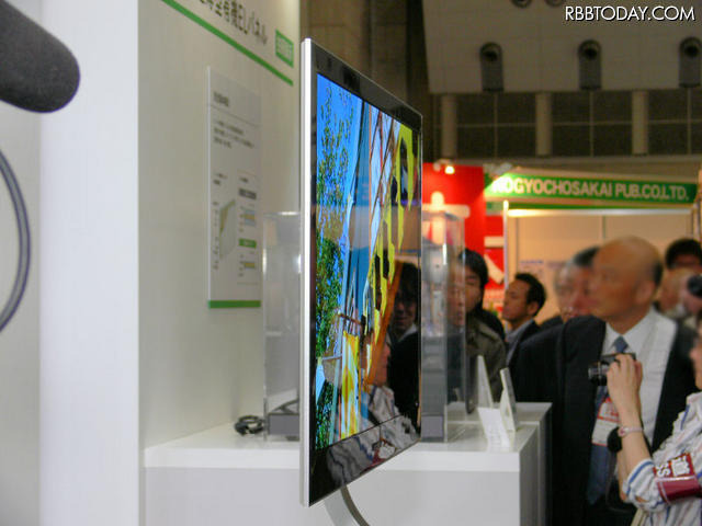 ソニーは薄さ約0.2mmの有機ELパネルを展示(2008年) ソニーは薄さ約0.2mmの有機ELパネルを展示(2008年)